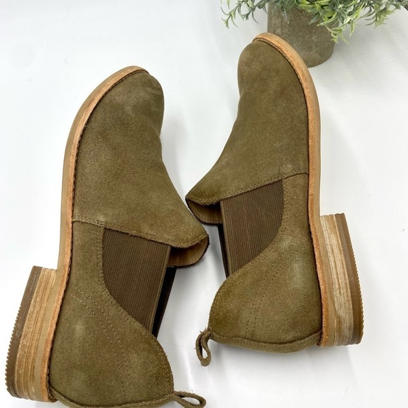 Clarks‎ Trish Chelsea Sz 9.5-M, suede upper, comfort footbed - Picture 3 of 15